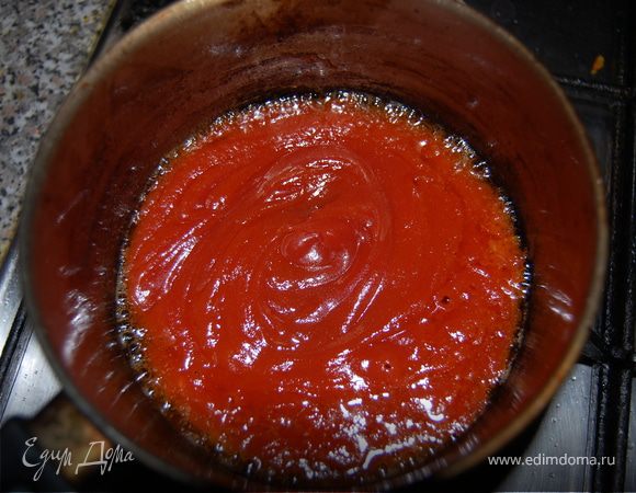 В закипевшее и прогревшееся масло кладем крылья, не стараемся запихнуть все сразу, лучше распределить на 2-3 приема, так крылья получатся более прожаренными и хрустящими. Тем временем займемся соусом для самих крыльев. В кастрюльку кидаем небольшой кусочек сливочного масла – 50-100 г., в зависимости от количества крыльев, и разогреваем на медленном огне. В разогретое масло добавляем кетчуп 4-5 ст.л.  и соусы red devil и  tabasco, главное с ними не переборщить, начинайте с малого количества и пробуйте на вкус. Все размешиваем до однородной массы.  Наш соус готов.