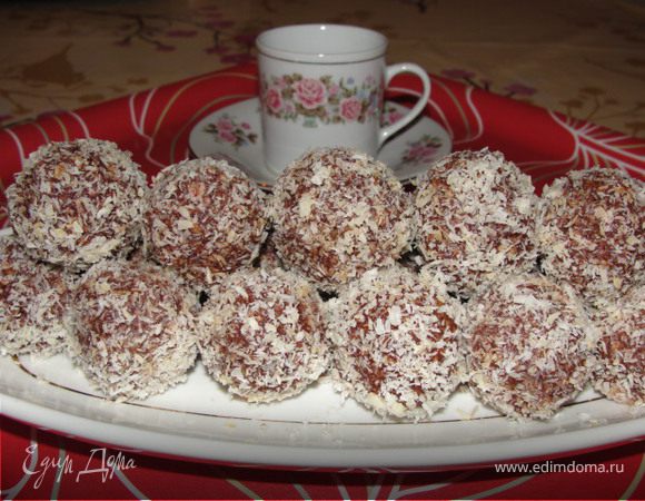 Готовые шарики обвалять в кокосовой стружке и поставить в холодильник примерно на один час. Приятного аппетита!