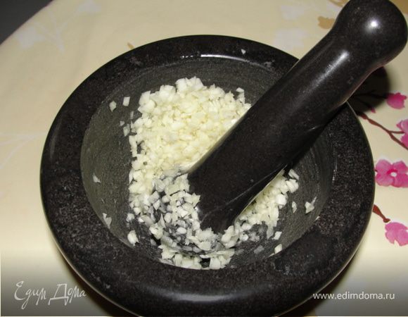 Порезать хлеб на маленькие кубики. Чеснок очистить, измельчить в ступке или выдавить через чеснокодавилку . Разогреть олив. масло в сковороде.