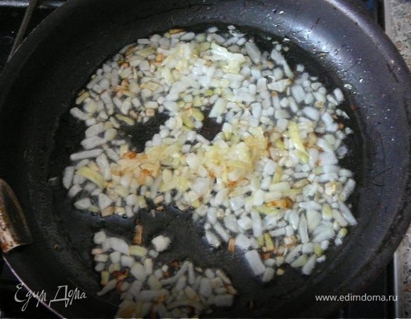 Лук мелко нашинковать, посыпать солью и поджарить на оливковом масле до золотистого цвета