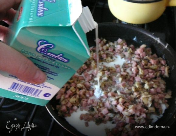 Через 2-3 минуты влить сливки, равномерно помешивая. Уварить до половины жидкости, примерно минут 5-7. Разломать сыр и бросить в кипящий соус. Держать на огне до загустения. 