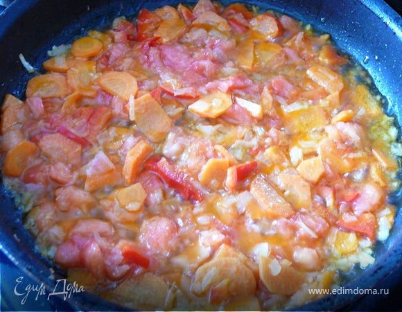 Лук, морковь нарезать полукольцами и обжарить на масле. Томаты очистить от кожуры и выложить к поджарке. Туда же поместить нарезанный перец.Тушить, приправив солью, перцем и зирой в течении 10 минут. Залить томатным соком из банки. Тушить до готовности овощей.