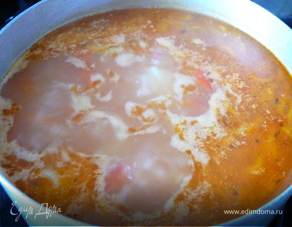 Картофель крупно нарезать кубиками размером 3х3 см, и поместить в горячий куриный бульон. Варить в течении 15-20 минут, до готовности. По истечении времени, к картофелю добавить овощную поджарку. Томить под крышкой еще 10-12 минут. Готовый харчо и куриные крылышки разложить по пиалам или глубоким тарелкам, посыпать зеленью с рубленым чесноком, добавив по желанию майонезом или сметаной. Приятного аппетита!