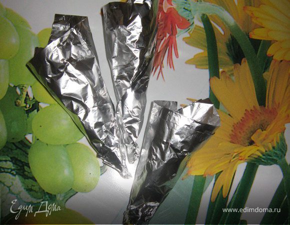 Из нескольких слоёв фольги подготовить 10 формочек в виде конусов длиной 10 см.