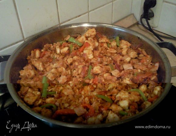 Перец нарезать полосками и добавить в сковороду. Еще через 3 минуты добавить курицу и фасоль, посолить, поперчить и перемешать. Выключить комфорку и оставить все под крышкой, чтобы ингредиенты напитались ароматами друг друга.