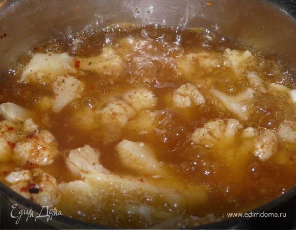 Все компоненты для соуса (кроме сыра) поместить в кастрюльку и 15 минут варить до мягкости капусты.
Когда она станет совсем мягкой(если осталось много воды, просто слить лишнее), блендером все взбить. Оставить на маленьком огне, пока готовятся макароны.