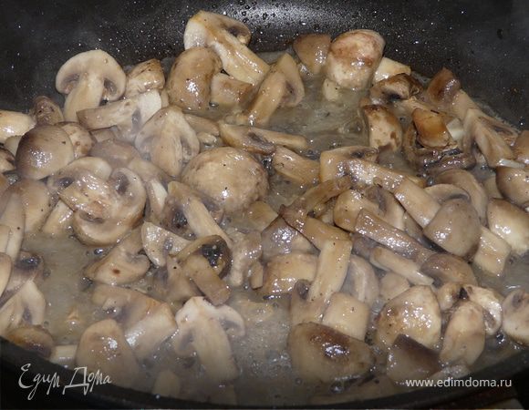 Грибы на оливковом масле протушить с вином и чесноком (посолить) до испарения жидкости. 
