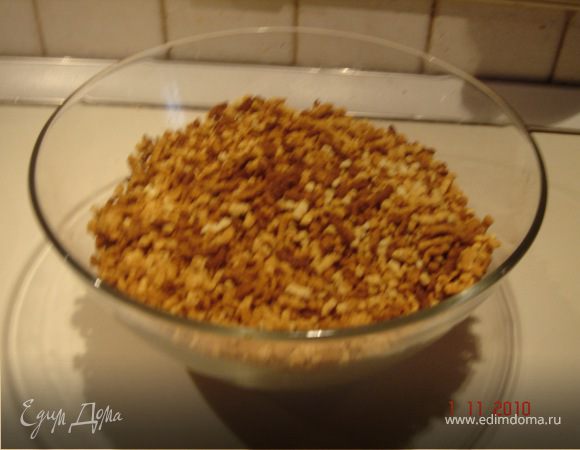 Замесить тесто, муки положить, сколько тесто возьмет, но чтобы оно осталось эластичным.Положить в холодильник на 20 минут, разделив на три части. Прокрутить на мясорубке и выложить на пергамент. Выпекать при  200 С пока не покоречнивеет. Остудить и покрошить.