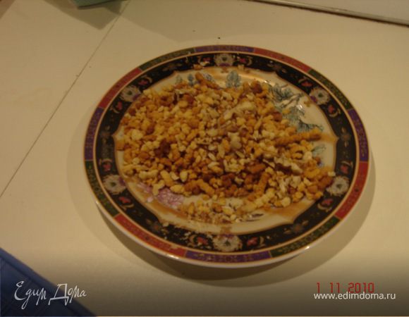 Отложить немного крема и крошки, в последнюю добавить резаные мелко орехи.