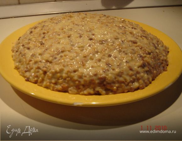 Смешать крем с крошкой. Сформовать торт на блюде и поставить в хол-к на 15 минут