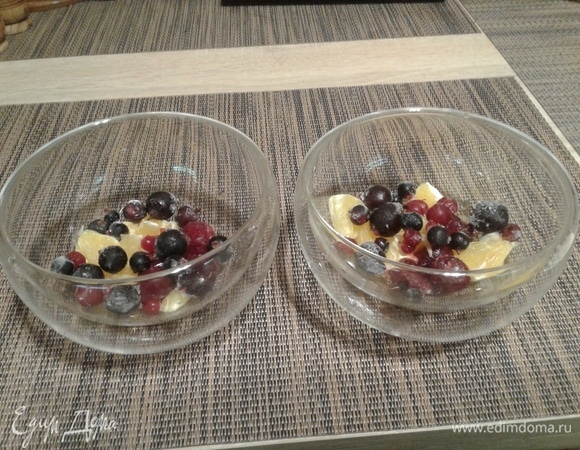 Рецепт расчитан на 6 порций. Креманки на 200-250мл. На дно каждой креманки выложить по 3-4 вишни без косточек, порезанную дольку мандаринки или апельсина, немного банана, смородины разной, малины. Замороженные фрукты я не размораживаю.