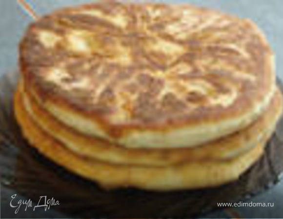 Делается тесто очень просто!
В теплое молоко добавляем масло,дрожжи и муку. Муки столько,чтоб получился колобок. Даем тесту подняться, и начинаем делать хачапур.Раскатываем тесто 20 см. в диаметре,на середину выкладываем начинку из творога и тертого сыра,защипываем кружок как мешочек (на вид большой хинкал),потом нежно надавливаем на мешочек и раскатываем лепёшку,выкладываем на противень и отправляем в духовку разогретую до 200гр.
Из этого количества теста может получиться 3-4 хачпура. Приятного аппетита!