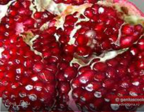 Отварить свеклу, порезать лепестками. Кубиками нарезать сыр, зелень. Почистить гранат и отделить ядрышки.