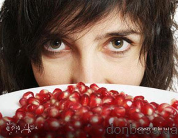 На блюдо: рвем руками листья салата. Наверх лепестки из свеклы. Следующий слой кубики феты. Слой из мелко нарезанной зелени. Далее грецкие орехи. Густо посыпаем гранатом.