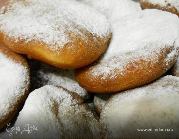 Замесить дрожжевое тесто.Оно должно получиться очень нежное и не твёрдое. 
Накрыть  и поставить в тёплое место на 1,5 часа.До двукратного поднятия. Я готовила  в хлебопечке.
Готовое тесто раскатать в пласт толщиной 1-2 см. 
Круглой выемкой вырезать  круги и выложить на доску.Накрыть и оставить в тёплом месте ещё на 15-30 минут. 
Жарить пончики в раскаленном растительном масле с 2-х сторон.
Вынуть и посыпать сах. пудрой.
