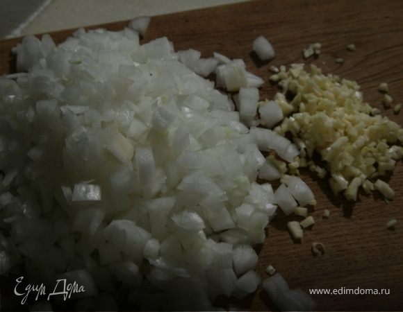 Лук и чеснок порубить,смешать с мясом,добавить розмарин, вино и жарить ещё 5-7 минут.