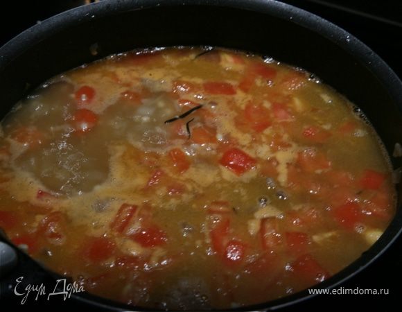 Помидоры ошпарить,снять с них кожицу,разрезать и удалить семена.Мякоть нарезать мелкими кусочками и соединить с мясом. Влить воду,чтобы она покрывала мясо с овощами,и тушить всё в сотeйнике под крышкой 40 минут.