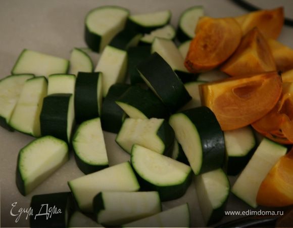 Цукини нарезать ломтиками толщиной 1-1,5 см ,хурму разрезать на 4-6 частей,в зависимости от размера хурмы.Удалить из нее косточки.