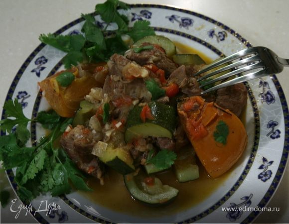К мясу добавить цукини,тушить 15 минут.Далее положить хурму,лимонную цедру,корицу,посолить,поперчить по вкусу и готовить ещё 5 минут.При подаче блюдо можно посыпать кинзой.