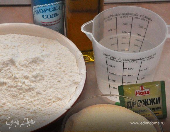 Тесто и соус для пиццы готовим по моему рецепту: http://www.edimdoma.ru/recipes/14221
