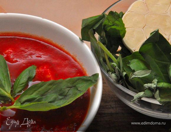 Вынуть тесто из духовки, полить готовым соусом и равномерно выложить начинку.  Тунец размять вилкой вместе с соком, половинки оливок, полукольца лука, каперсы, кружки свежего помидора,  моцареллу и мааздам тоже кусочками. Край (1см) теста оставить пустым для получения хрустящей корочки. 