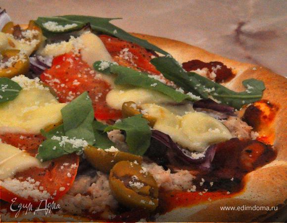 Отправить пиццу обратно в духовку еще на 5-6 мин. Готовую пиццу вынуть из духовки, немедленно посыпать свежей рукколой и крошкой пармезана, слегка сбрызнуть оливковым  маслом, поперчить и подать к столу.