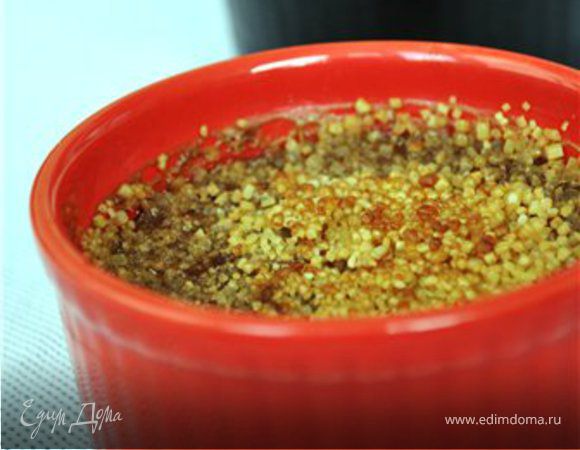 Вскипятите сливки с ванильным сахаром. Растворите в них кофе.
Взбейте желтки и сахар добела. Не прекращая взбивать, понемногу добавляйте горячие сливки. Разлейте смесь по формочкам, поставьте их в глубокий противень, налейте в него горячей воды на 2/3 высоты формочки. Поставьте в нагретую до 150 гр. духовку на 60 минут.
Остудите. Поставьте в холодильник на 2 часа. Затем обильно посыпьте сахаром и поставьте под хорошо нагретый гриль и держите, пока сахар не расплавится и не покроет десерт коричневой, хрустящей корочкой.
Примечание. Если у вас нет гриля в духовке, вы можете растопить сахар на сковороде и сверху полить десерт.