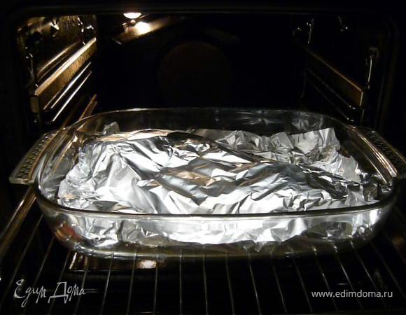 Духовку разогреть до 220 градусов,форму накрыть фольгой, запекать 15 минут. Потом снять фольгу и запекать еще 10 минут.   