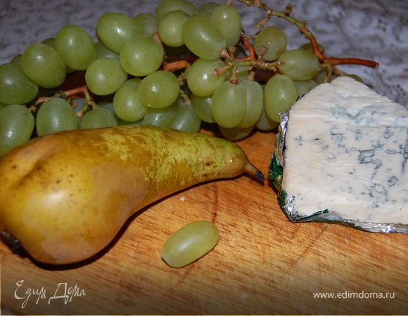 Я не люблю использовать куриные грудки - они на мой вкус суховаты, предпочитаю отварить курицу целиком и уже от нее нарвать в салат ровно столько мясы, сколько мне нужно. Пару - тройку листьев салата моем, сушим и так же рвем в салатник. Грушу, сыр режем на небольшие кусочки, виноградины режем пополам. Заправляем йогуртом и чуть-чуть солим. ВСЕ! Приятного аппетита!