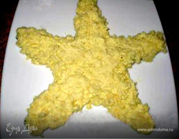 Картофель натереть на терке, смешать с майонезом и выложить на ломтики огурца