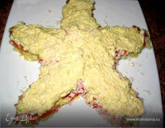 Положить размятую вилкой отварную или жареную рыбу или натертые крабовые палочки. Немного полить майонезом. 
Покрыть сверху натертым яйцом (1-2 шт.), смешанным с майонезом.