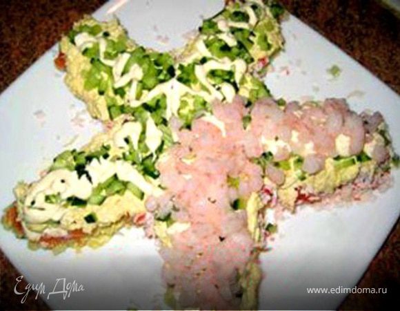 Затем выложить нарезанный огурец, полить майонезом. 
Сверху разложить очищенные мелкие креветки.