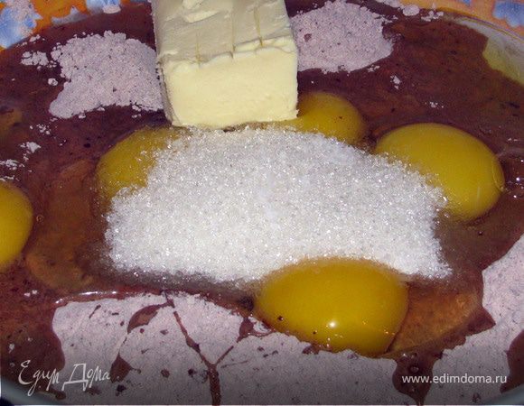 Муку и какао смешать в миске. Добавить яйца, масло, сахар, соль и вымесить все до однородной массы. Тесто должно получиться мягким и эластичным. Сформировать шар, завернуть в пленку и отправить на 2 часа в холодильник.