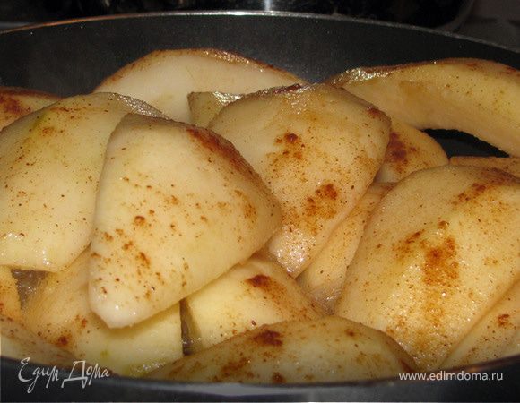 Груши очистить, разрезать на 4 части, выложить в сковороду, посыпать ванильным сахаром, корицей, долить воды и протушить при плотно закрытой крышке мин. 20. Можно взять груши в сиропе.