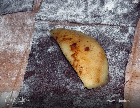 Тесто раскатать, разрезать на квадраты, выложить на каждый по кусочку груши и плотно запечатать. Жарить в разогретом масле 3-4 мин., постоянно переворачивая. 