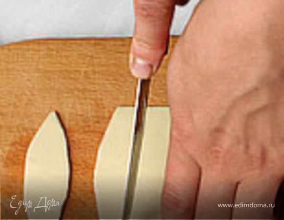 1. Маслину нарежьте мелкими кусочками. 
Из сладкого перца и ломтика сыра для тостов вырежьте по 2 одинаковых секции. 
Сложите так, чтобы получились «арбузные корочки».