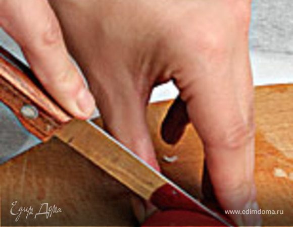 2. Подберите помидор соответствующего размера, нарежьте его дольками.