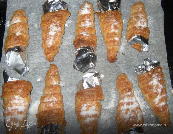 Разогреть духовку до 220°С. Выпекать 10-12 минут, пока тесто не станет золотистым. Посыпать сахарной пудрой.