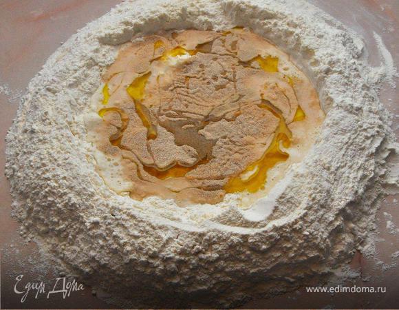 Тесто и соус для пиццы готовим по моему рецепту: http://www.edimdoma.ru/recipes/14221