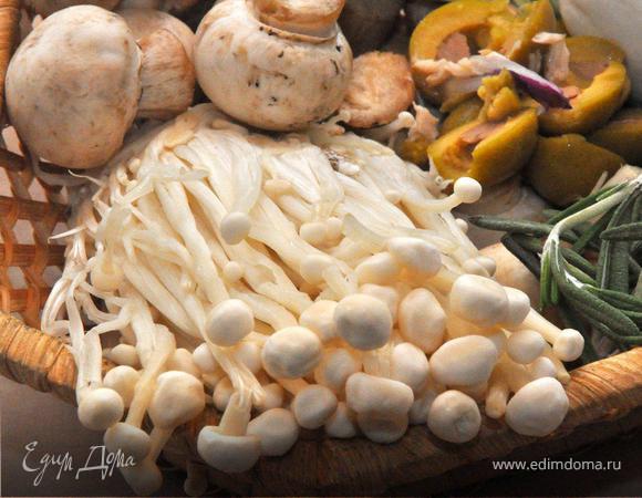 Тесто раскатать толщиной 7 мм и диаметром 35см. Полить  соусом, оставляя края (2см) пустыми, чтобы потом закрыть  Ваше кальцоне.  На одну половину теста равномерно выложить начинку.  Половинки шампиньонов, грибы еноки,  половинки оливок, кусочки спаржи,  моцареллу  тоже кусочками, листья руколы. Рекомендую не скупиться на начинку, чтобы кальцоне получилось плотным. Чуть полить оливковым маслом холодного отжима. 