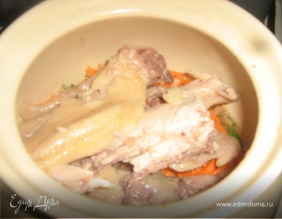 На дно горшка выливаем 250 мл бульона. Затем слой картофеля, немного солим. Следующий слой смесь овощей. На овощи выкладываем куски курицы. Затем снова картофель и смесь овощей. Сверху выливаем  еще 250 мл бульона и 100 граммов сметаны.