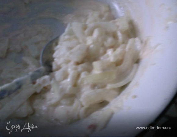 Лук режим полукольцами . Добавляем яйца , соль, перец, манку. Оставляем на 10-15 мин для разбухания манки