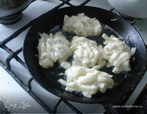 Тесто выкладываем ложкой на разогретую скавороду. Обжариваем до золотистого цвета с двух сторон. Готовые котлетки складываем  в сотейник заливаем подловкой.
Подлива: поджаренная на растительном масле  морковь (трем на крупной терке с добавлением томатного соуса, соли, молотого перца. Тушим до готовности.
