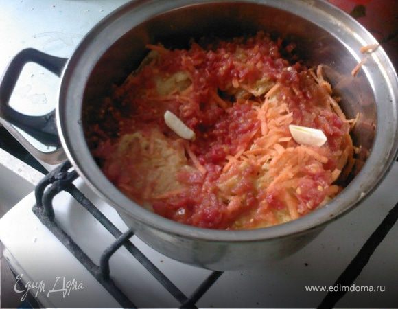 Луковые котлеты , залить подливой так, чтобы котлеты были покрыты, сверху положить кусочек сливочного масла. Поставить на огонь до закипания. После закипания  огонь убавить и тушить около 30 мин. Подавать можно как холодными так и горячими .