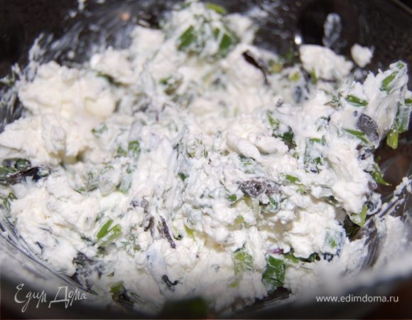 Для начинки мелко порубить зелень и маслины, смешать с фетой. Можно посолить и поперчить, но я не стала, т.к. на мой вкус фета и т.к.  достаточно соленая.Готовую начинку выложить на тесто, с помощью полотенца свернуть в  «колбаску», по возможности потуже и скрепить края, завернуть спиралью.