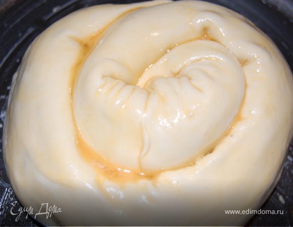 Смазать поверхность слегка взбитым яйцом и поместить  на смазанный противень в разогретую до 180 градусов духовку. Выпекать 30 минут. Приятного аппетита!