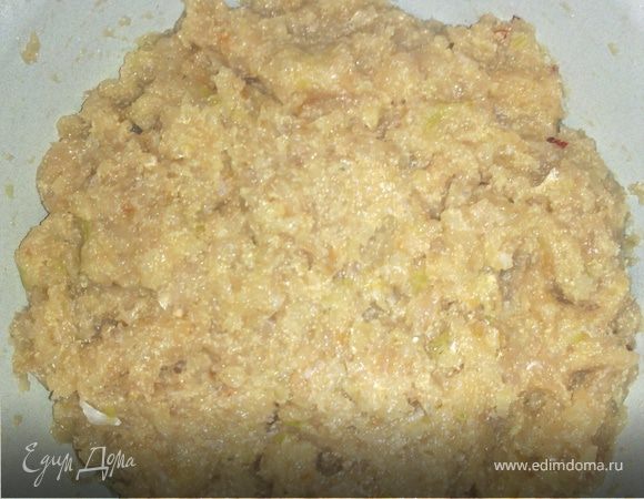 Филе прокрутить вместе с репчатым луком через мясорубку. Посолить, поперчить, можно добавить пряности. Вбить яйцо, манку и хорошо перемешать фарш.