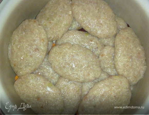 Из фарша делать котлеты, смачивая постоянно руки в воде (чтоб не прилипали к рукам) и выкладывать их слоями на кости и овощи. Не бойтесь их ложить друг на друга, котлетки не склеятся.