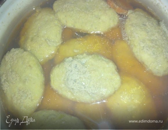 Залить все содержимое кастрюли водой, так чтобы полностью их покрыть. Воду заливайте аккуратно, чтобы котлетки не деформировались, посолить и поставить на огонь. Варить 30 минут с момента закипания.