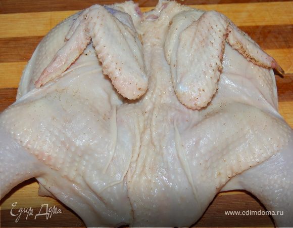 Цыпленка разрезать вдоль грудинки, моем,сушим.

